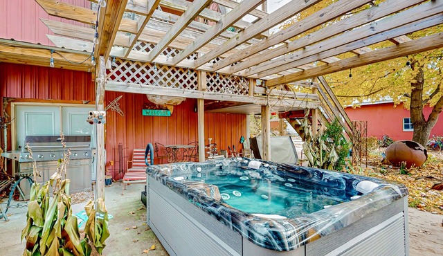 Charming barn-turned-home with hot tub & W/D - quiet location & dog-friendly in Pleasant Plains