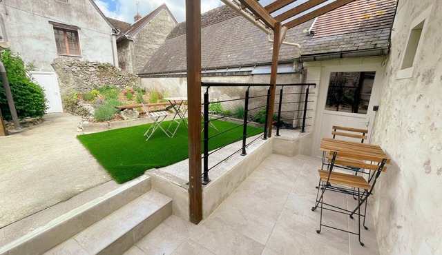 Charming Cottage with AC, Enclosed Garden, and Secure Garage near Villandry Castle in Villandry