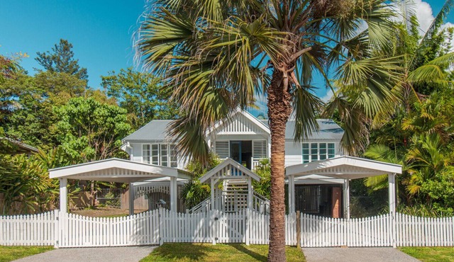 Charming Queenslander with Pool – Perfect Family or Friends Getaway in Cairns in Edge Hill