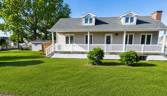 Chez nous ailleurs in Sainte-Anne-des-Monts