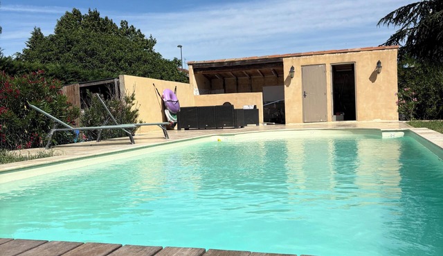 Chicken Roulotte at Les 3 Cèdres with a Pool and Air Conditioning in Cavaillon