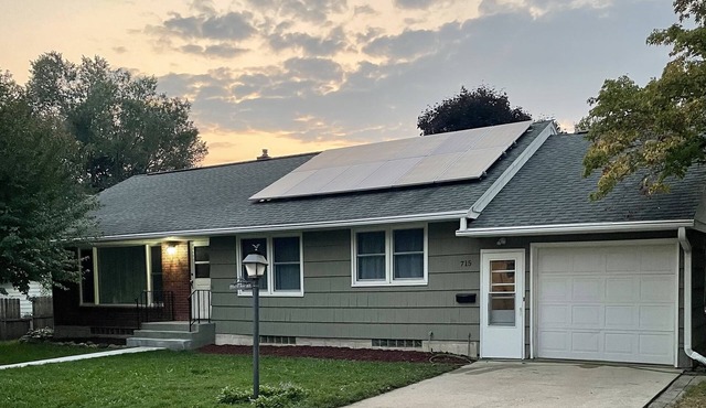 Clean, fun, comfy ranch home near parks, 2.5 mi to Mayo w Pingpong and Playroom in Rochester