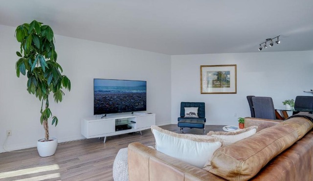 Coastal Charm - min 3-Day Stay Breathtaking Views with Work Desk by Victoria Prime! in Victoria