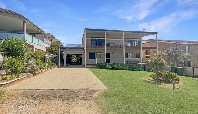 Coastal Upper-Level Home with Pool Access in Batehaven