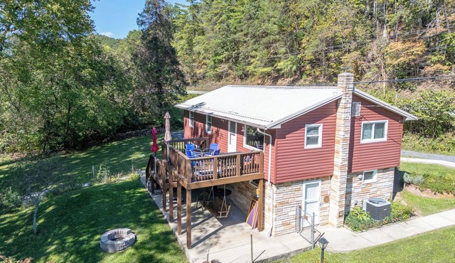 Comfy Creekside Getaway in Eagle Rock, VA on Craig Creek, near the James River in Eagle Rock