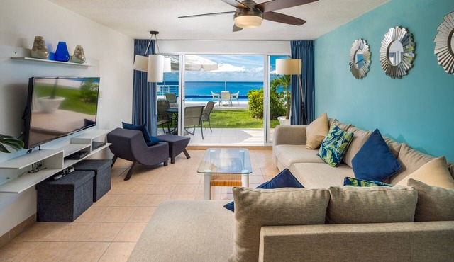 Condo 101, Swimming pool level oceanfront condo, Pristine grounds and pool! in Cozumel