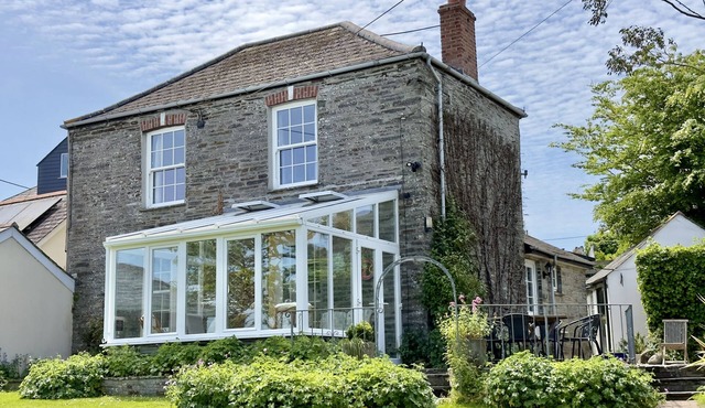 Coswarth Cottage - a character property that sleeps 6 guests in 3 bedrooms in Padstow