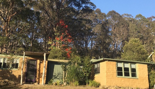 Cosy mud brick cottage in a serene bush setting, near Tathra. 2 beds, sleeps 4. in Tanja