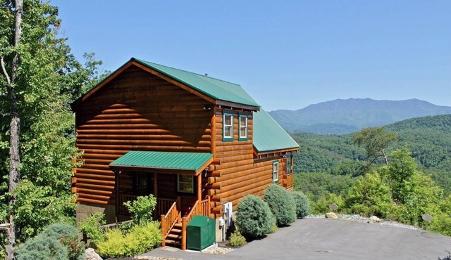 Couples Romantic Paradise,Gorgeous View,Free HS WiFi,HTub,XM, Smart Home Theatre in Pigeon Forge