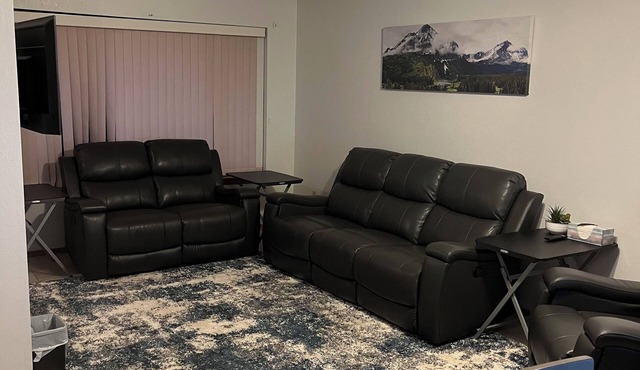 Cozy, quiet 2-bedroom condo in welcoming Delta with WiFi & 1 car attached garage in Delta