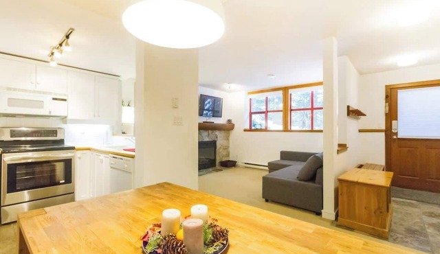 Cozy Retreat in The Woods, Hot Tub & Free Parking in Whistler