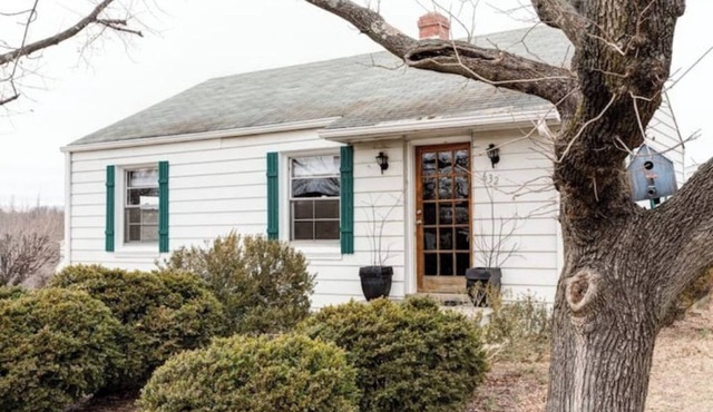 Cozy Stonehenge Cottage- Fenced yard, Close to Hospital, Walk to Downtown in Charlottesville
