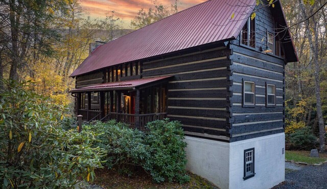 Creekside cabin w/hot tub, fireplace & trail in Newland