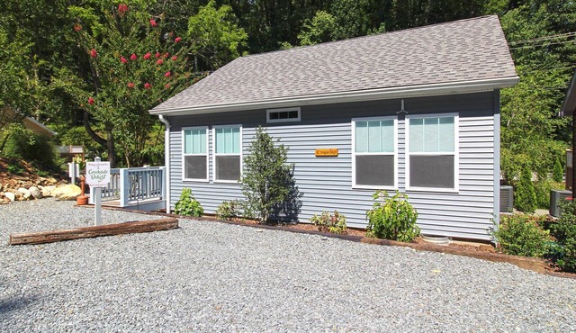 Creekside Delight Beautifully Equipped Creekside Cottage in Bryson City
