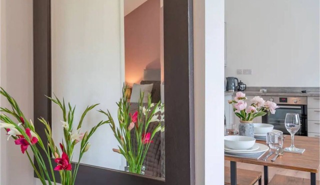 Daffodil, Recently Converted Modern Barn, Cotswolds in Mangotsfield