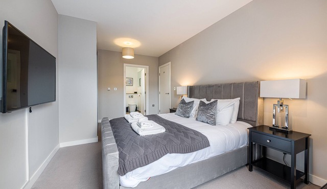 Designer Short Let - Family friendly with playground on site! in London