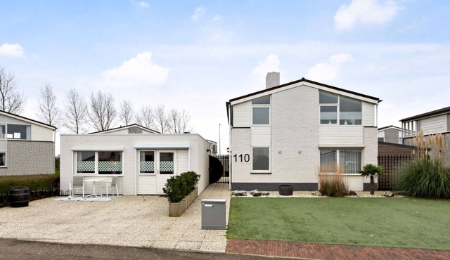 Detached luxury beach house. various terraces and winter garden in Kamperland