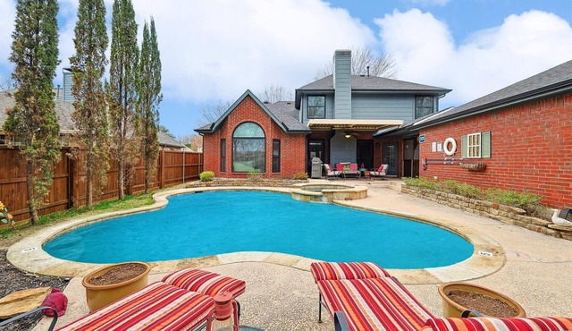 DFW Getaway - 4 Bedrooms, Pool Oasis, Media Room in Flower Mound