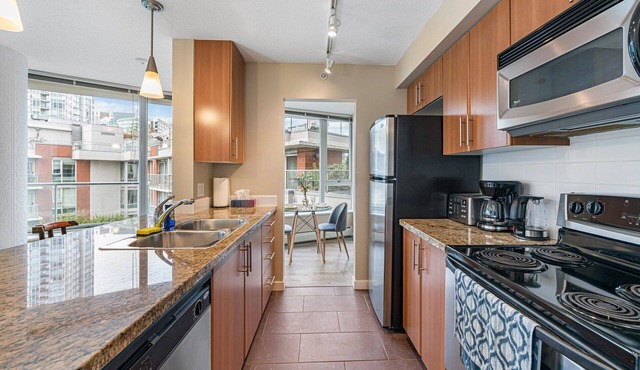 Downtown Vancouver Condo, Pool, Gym, Skytrain in Vancouver