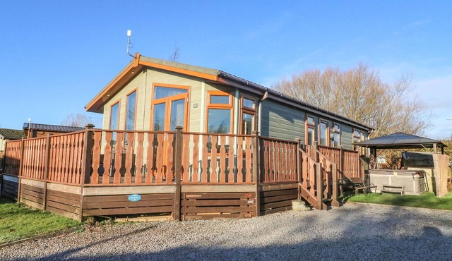 DREAM CATCHER LODGE, family friendly, with hot tub in Carnforth in Carnforth