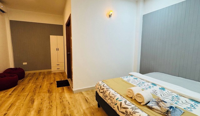 Enchanting bed & breakfast with WiFi & AC in vibrant Thulusdhoo Coke Surf break in Thulusdhoo