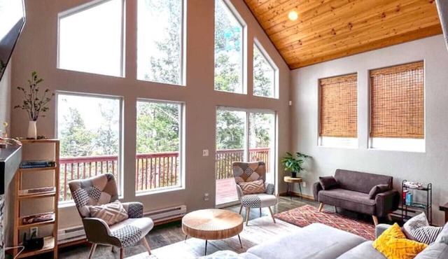 Epic Views, Modern Cabin, Hot tub, Family & Pets in Woodland Park