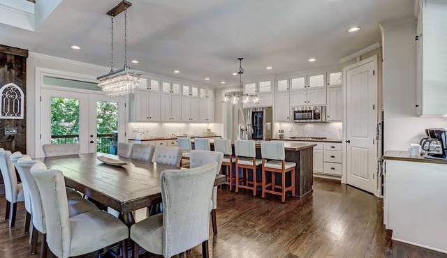 Executive Retreats, Family Reunions, Near Montaluce, 8 King Beds in Dahlonega