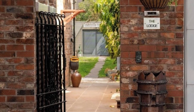 Fabulous Lodge located in a leafy suburb mins from Restaurants Cafes Pubs Shops in Stockport