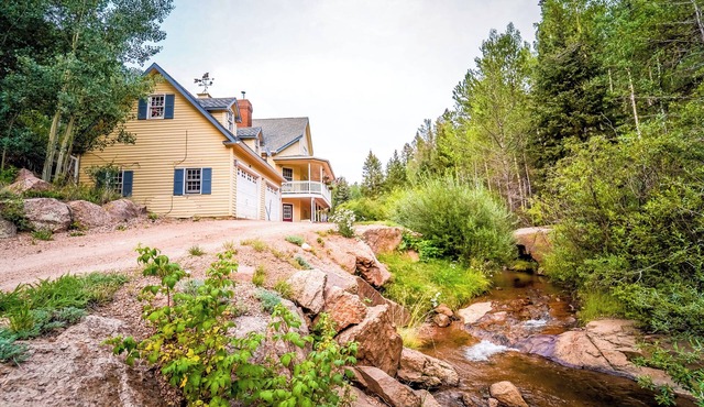 Family Friendly house on the creek at Valley Glen in Divide