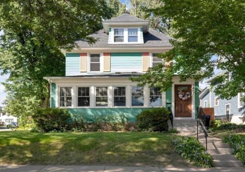 Family Friendly-Near Grand Ave-Hot Tub-King Beds in Saint Paul