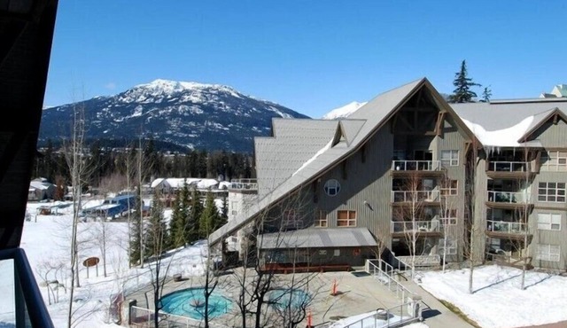Fantastic Ski In/Out Location, 3 Hot Tubs, Pool, Ski Valet in Whistler