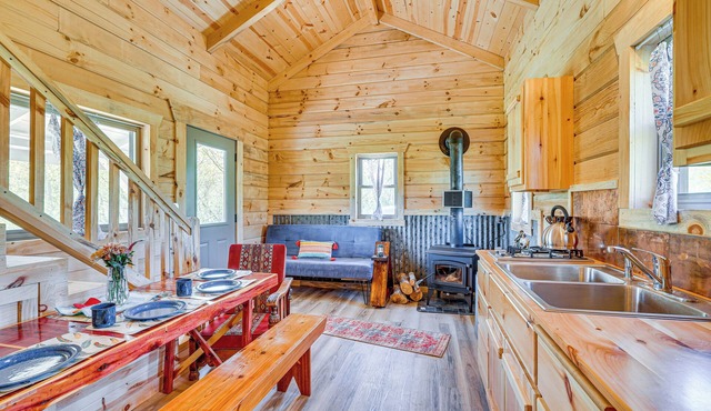 'Fins & Flowers' Lewiston Cabin w/Trout Fishing! in Lewiston