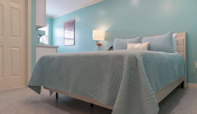 Flamingo Inn - Standard Queen with kitchenette #202 in Fort Myers Beach