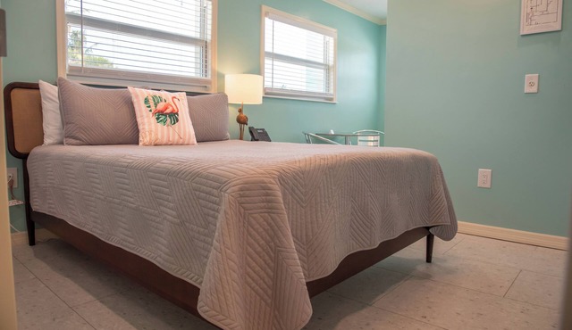 Flamingo Inn - Standard Queen-Handicap Room in Fort Myers Beach