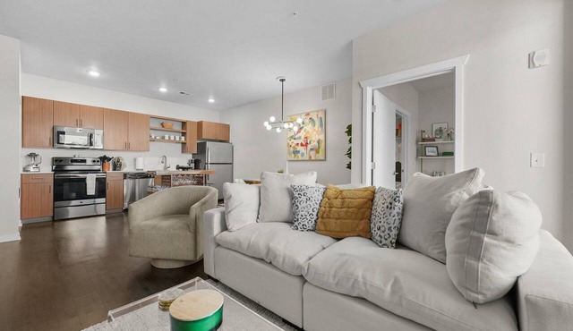 Fully Stocked Trendy Condo Close To Downtown And The Beach in Traverse City