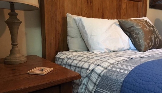 Furnished Bedroom in our Home with Queen bed - Shared Bath in Woodland Park