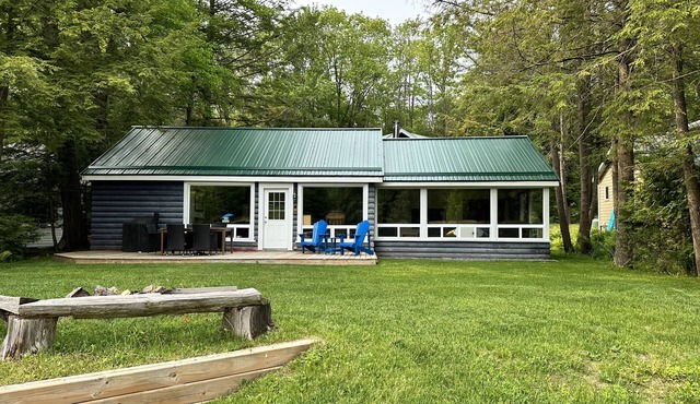 Gali's Waterfront Cottage on Lake Muskoka facing south with western sunset views in Bracebridge