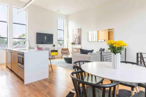 Glamorous Perfectly Located Luxury 2 Bed Townhome in Dallas