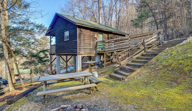'Gone Hiking' Bryson City Cabin w/Hot Tub & Grill in Bryson City