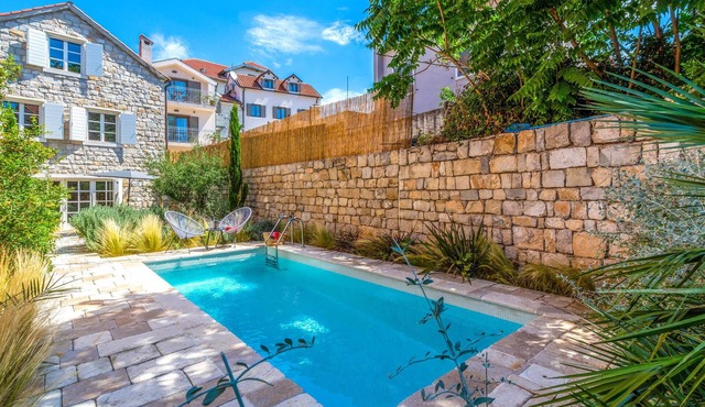 Gorgeous home in Split with sauna in Split