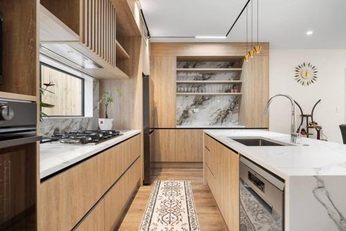 Greenstead Retreat 11 beds, 8 bedrooms, 5 baths in Auckland