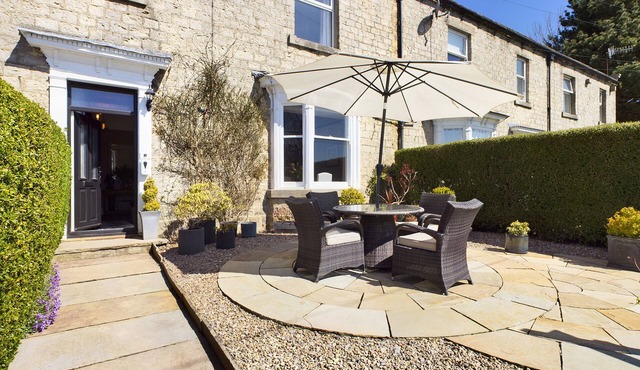 HACKNEY HOUSE, pet friendly, character holiday cottage in Reeth in Richmond