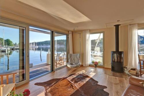 Hausboot Dotty mit Dachterrasse am Stößensee in Berlin