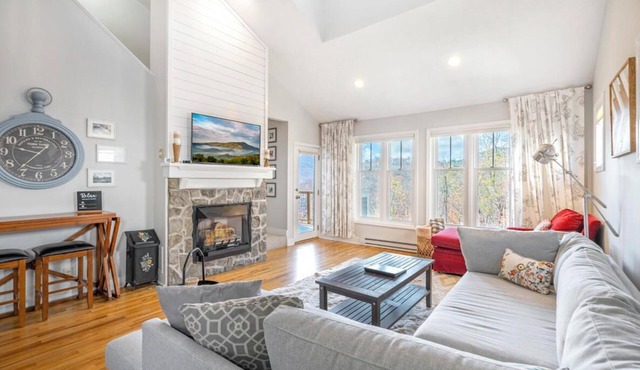Hawks Peak 406- Mtn Condo, Top Floor, Mtn View, Modern, Near Attractions in Seven Devils