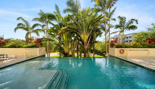 Hemingway Coast to Coast Intracoastal Water View! 2 blocks to Beach &Pickleball in Deerfield Beach