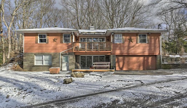 Hemlock House Epic Arcade Room, Hot Tub, Theater! in Edgemere