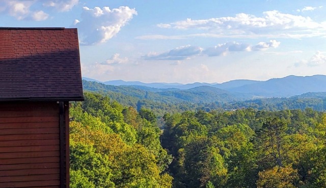 "Her Endless Views" cabin has incredible mountain views, hot tub, and firepit in Murphy