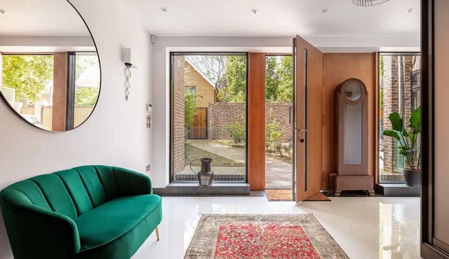 Highgate - Luxury 4-Bedroom Spacious House with Indoor Pool in London