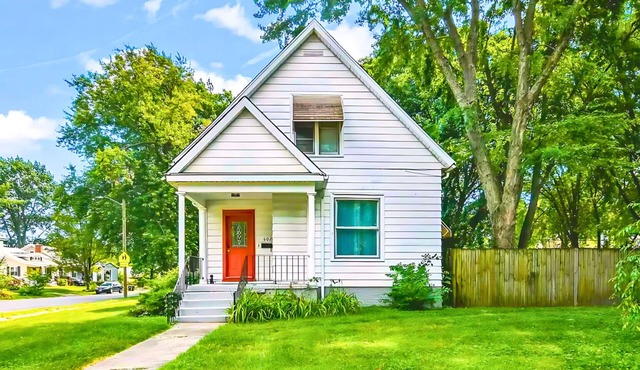 Historic Bungalow: For Groups & Families Sleeps 11 in Springfield