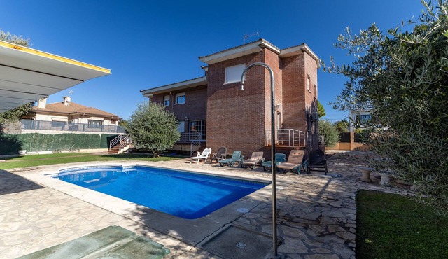Holiday Home 'Villa Pilara - Brunete' with Private Pool, Wi-Fi and Air Conditioning in Brunete